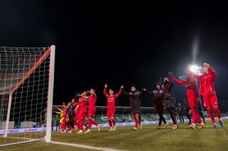 Les joueurs sédunois célèbrent avec leurs supporters présents samedi à Yverdon.